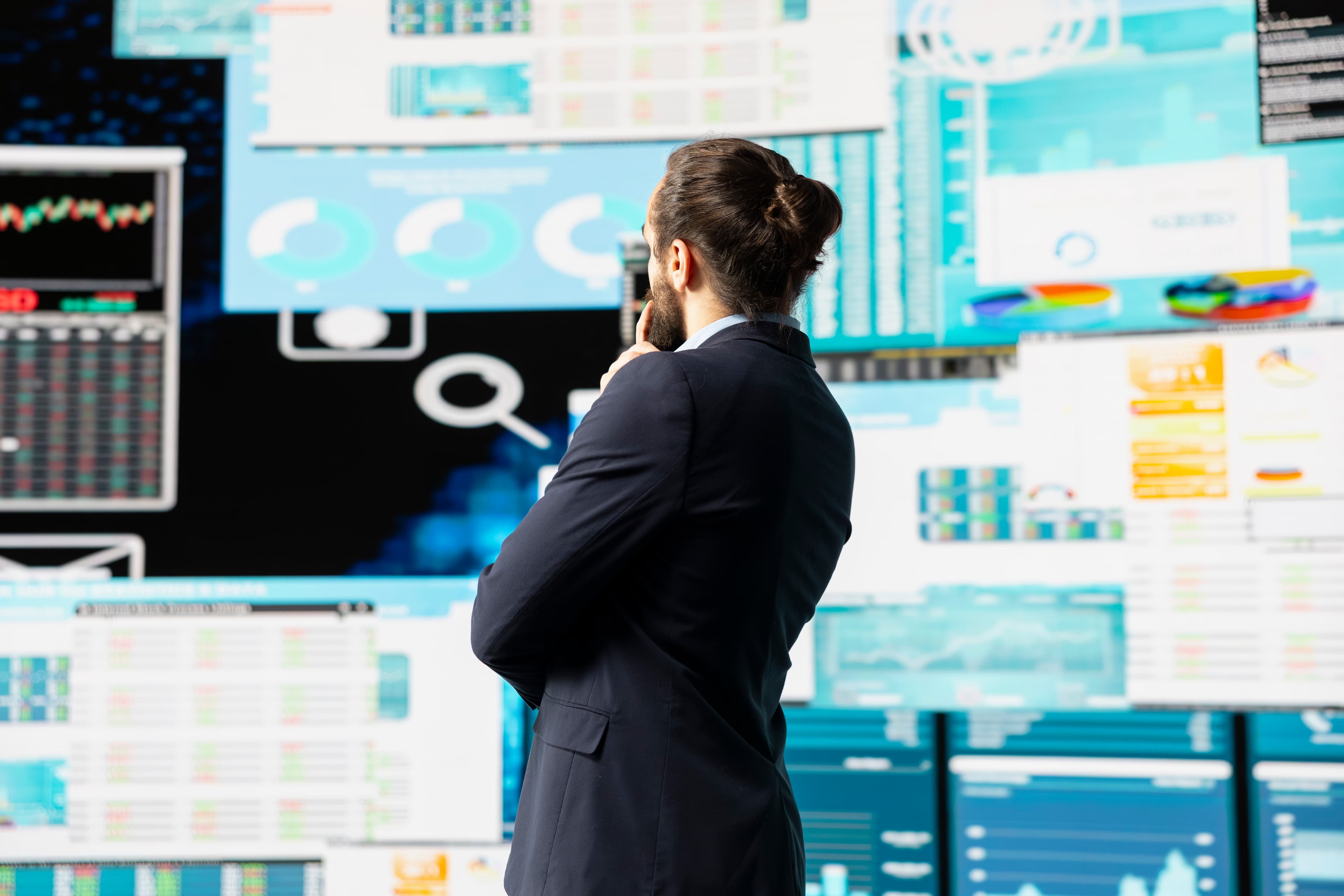 İş Yönetim Sistemi mobil bildirim ve analiz ekranları