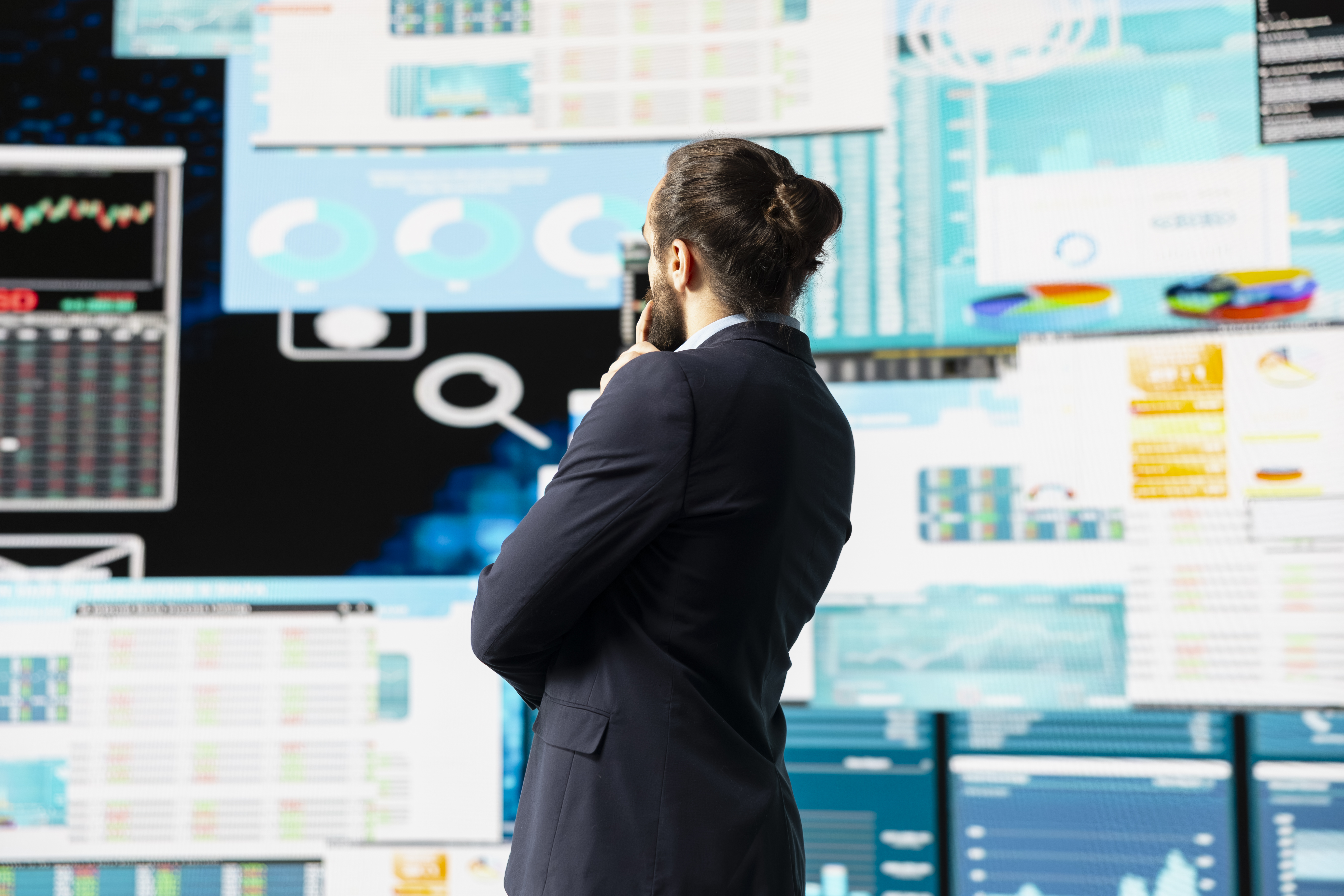 İş Yönetim Sistemi mobil bildirim ve analiz ekranları